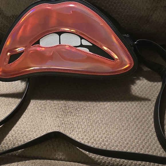 **NEW** Loungefly Rocky Horror Picture Show Lips Crossbody Bag - Picture 2 of 6